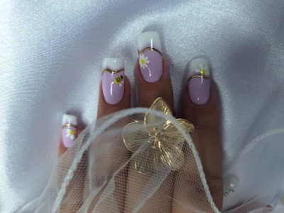 Méhecske a körmeimen! 🌸🐝