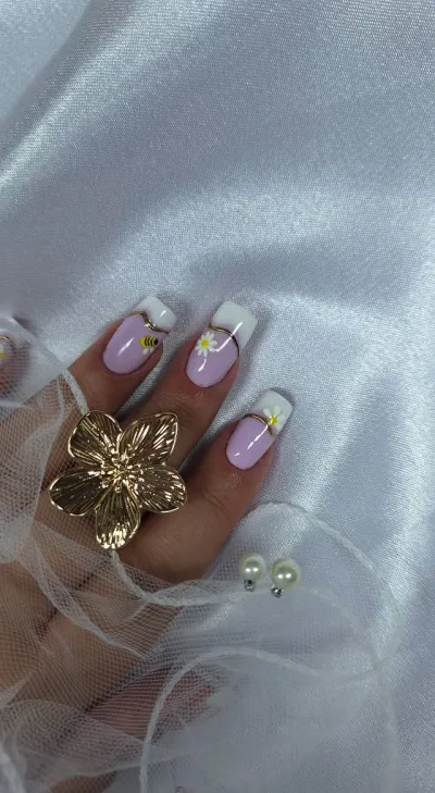 Méhecske a körmeimen! 🌸🐝