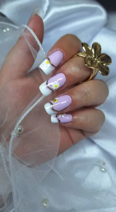 Méhecske a körmeimen! 🌸🐝